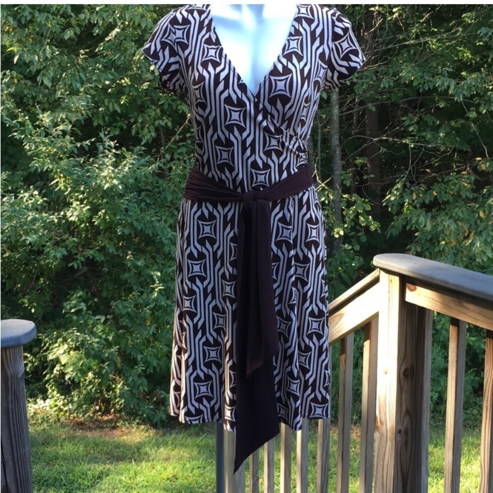 Faux wrap chocolate and vanilla diamond geometric dress with tie waist size 8